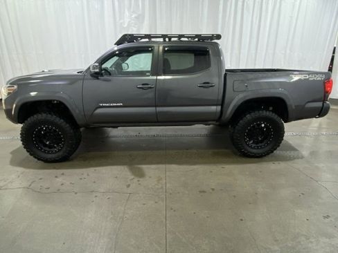 Used 2018 Toyota Tacoma TRD Sport w/ Technology Package image 7