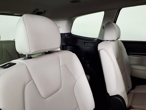 Used 2024 Kia Telluride S image 12