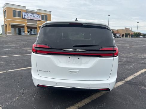Used 2025 Chrysler Pacifica Select FWD image 6