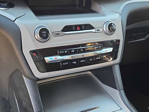 Used 2024 Ford Explorer XLT image 25