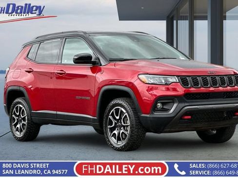 Used 2025 Jeep Compass Trailhawk AWD/4WD image 1
