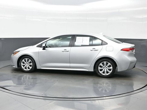 Used 2025 Toyota Corolla LE FWD image 3