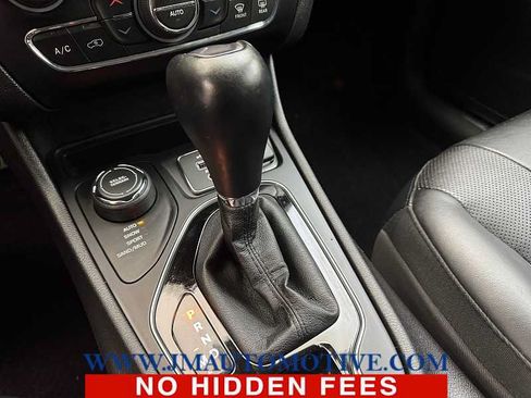 Used 2019 Jeep Cherokee Limited w/ Technology Group AWD/4WD image 34
