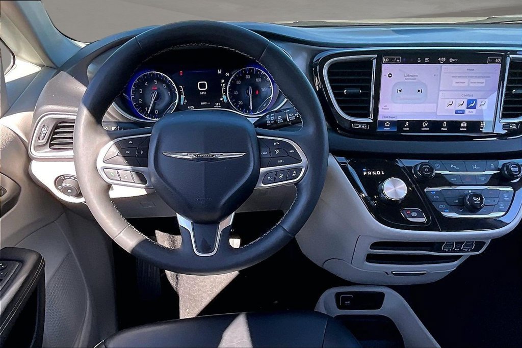Used 2024 Chrysler Pacifica Touring-L FWD image 8