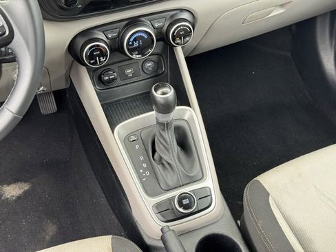 Used 2021 Hyundai Venue SEL image 12