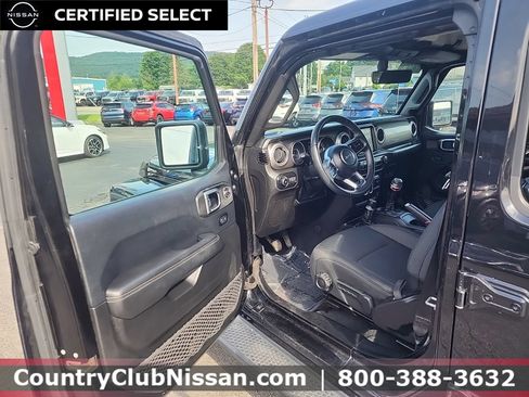 Used 2018 Jeep Wrangler Unlimited Sahara AWD/4WD image 10