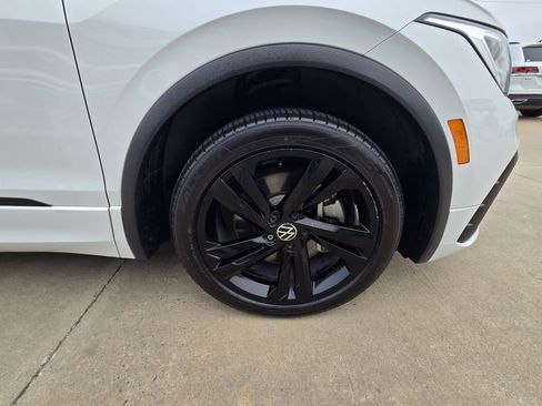 Used 2023 Volkswagen Tiguan SE R-Line image 6