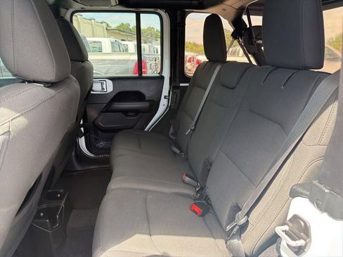 Used 2018 Jeep Wrangler Unlimited Sahara AWD/4WD image 18
