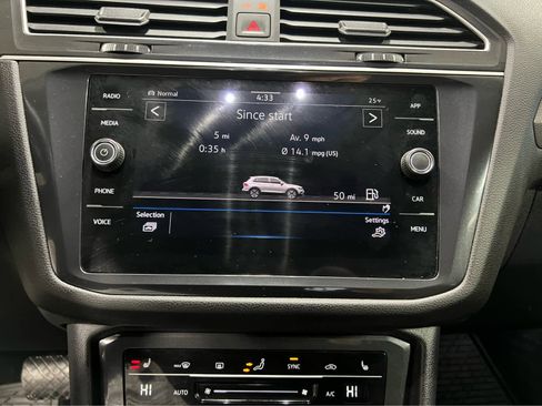 Used 2024 Volkswagen Tiguan SE image 40