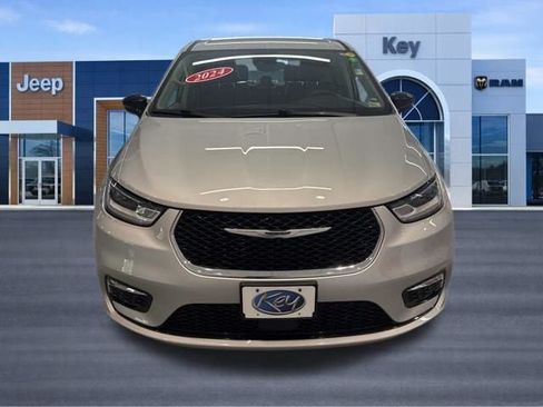 Used 2024 Chrysler Pacifica Touring-L FWD image 12
