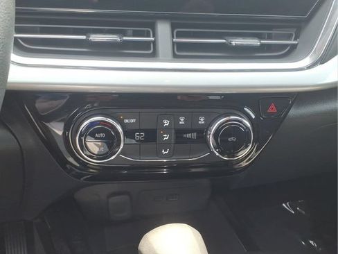 Used 2025 Chevrolet Trax LT FWD image 16