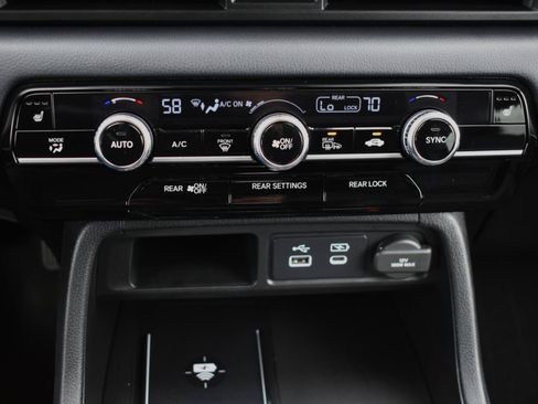 Used 2025 Honda Pilot Touring image 9