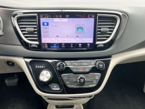 Used 2023 Chrysler Pacifica Touring-L image 27