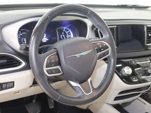 Used 2018 Chrysler Pacifica Touring-L FWD image 6