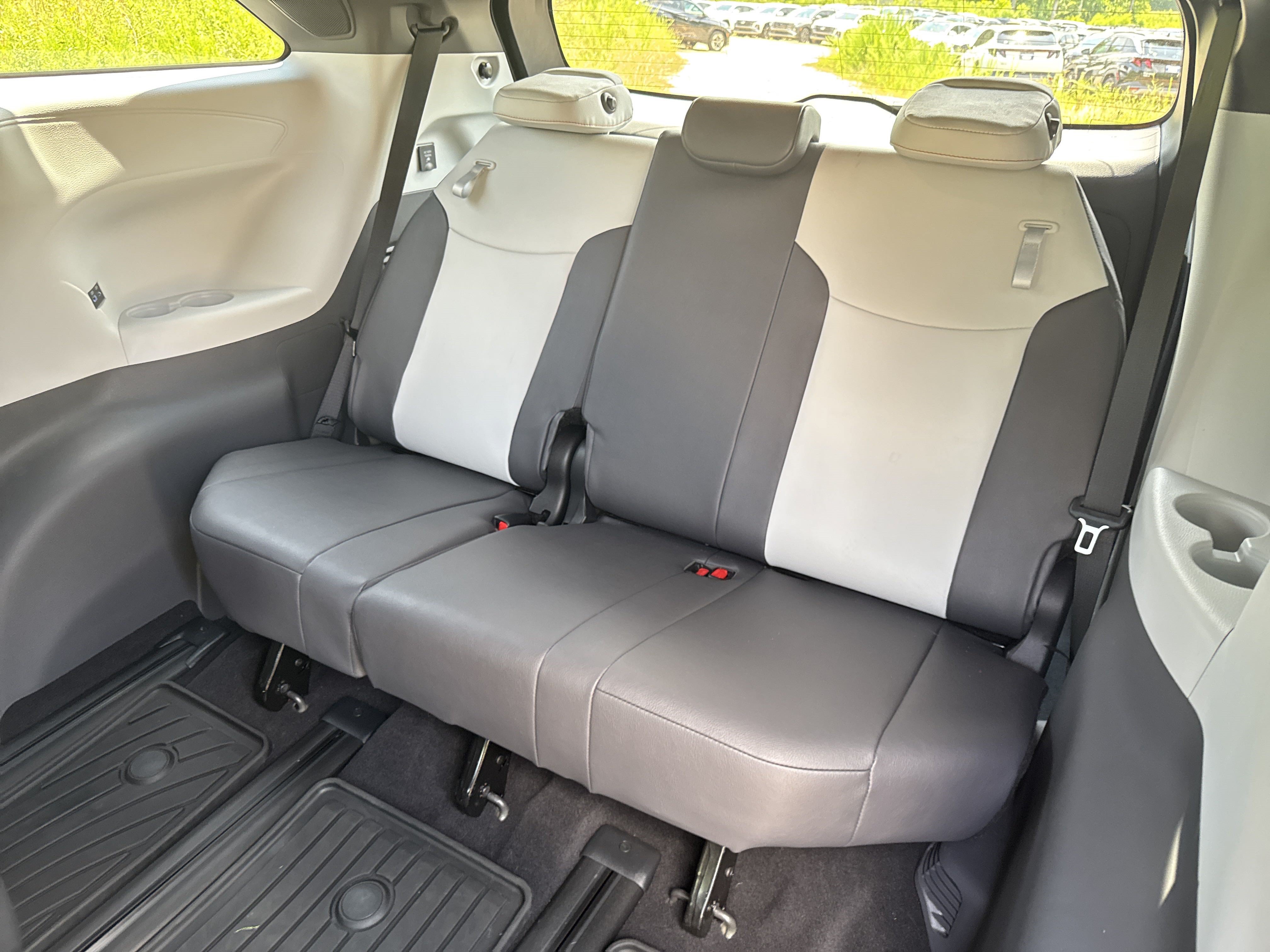 Used 2024 Toyota Sienna XSE w/ XSE Plus Package FWD image 23