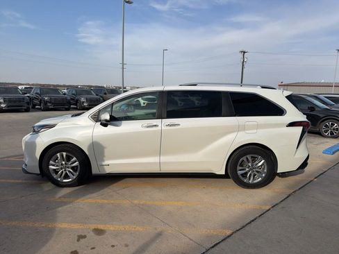 Used 2021 Toyota Sienna Limited image 4