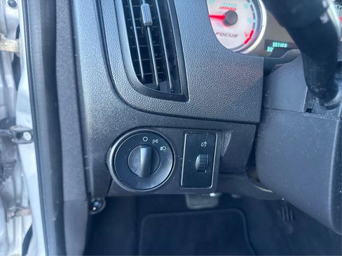 Used 2010 Ford Focus SE image 25