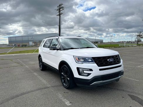Used 2017 Ford Explorer XLT w/ Equipment Group 202A FWD image 3