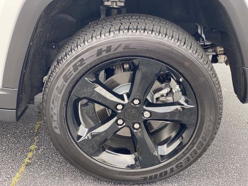 Used 2025 Jeep Grand Cherokee Altitude RWD image 12