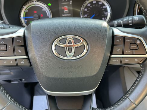 Used 2022 Toyota Highlander LE AWD/4WD image 18