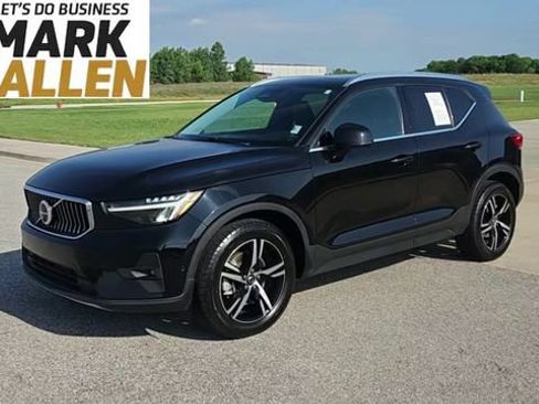 Used 2023 Volvo XC40 B5 Plus AWD/4WD image 4