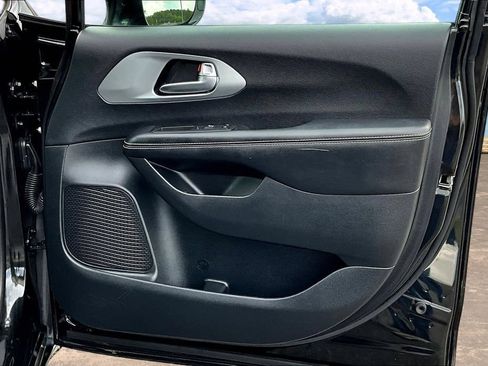 Used 2020 Chrysler Pacifica Touring w/ S Appearance Package FWD image 31
