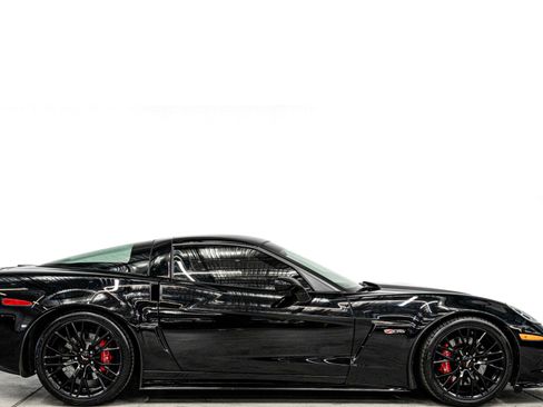 Used 2013 Chevrolet Corvette Z06 w/ 3LZ Preferred Equipment Group RWD image 2