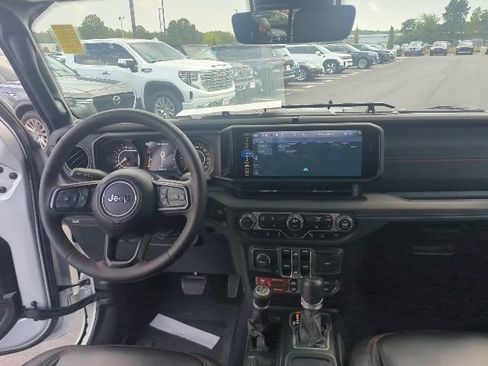 Used 2024 Jeep Gladiator Rubicon AWD/4WD image 11
