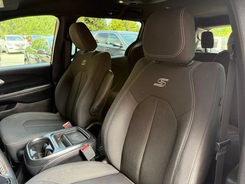 Used 2019 Chrysler Pacifica Touring Plus w/ Advanced Safetytec Group FWD image 11
