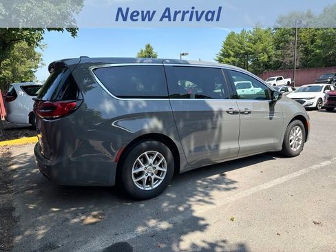 Used 2025 Chrysler Pacifica Select FWD image 3