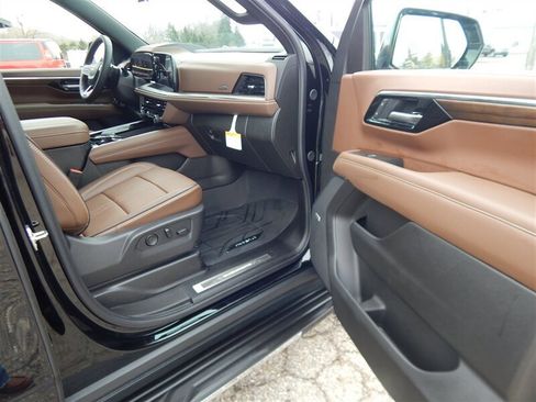 Used 2026 Chevrolet Suburban High Country w/ Sun And Tow Package image 17