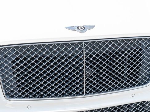 Used 2021 Bentley Bentayga Plug-In Hybrid AWD/4WD image 6