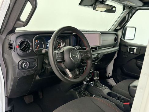 Used 2025 Jeep Wrangler Unlimited Rubicon AWD/4WD image 4