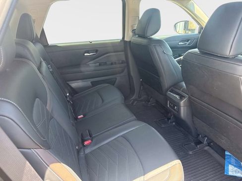 Certified 2024 Nissan Pathfinder Platinum w/ Cargo Package AWD/4WD image 14