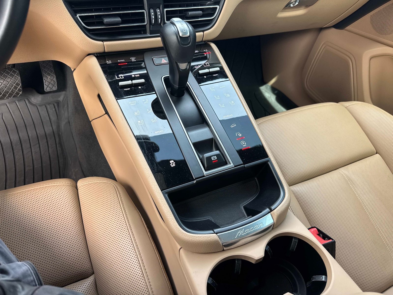 Used 2023 Porsche Macan Turbo AWD/4WD image 27