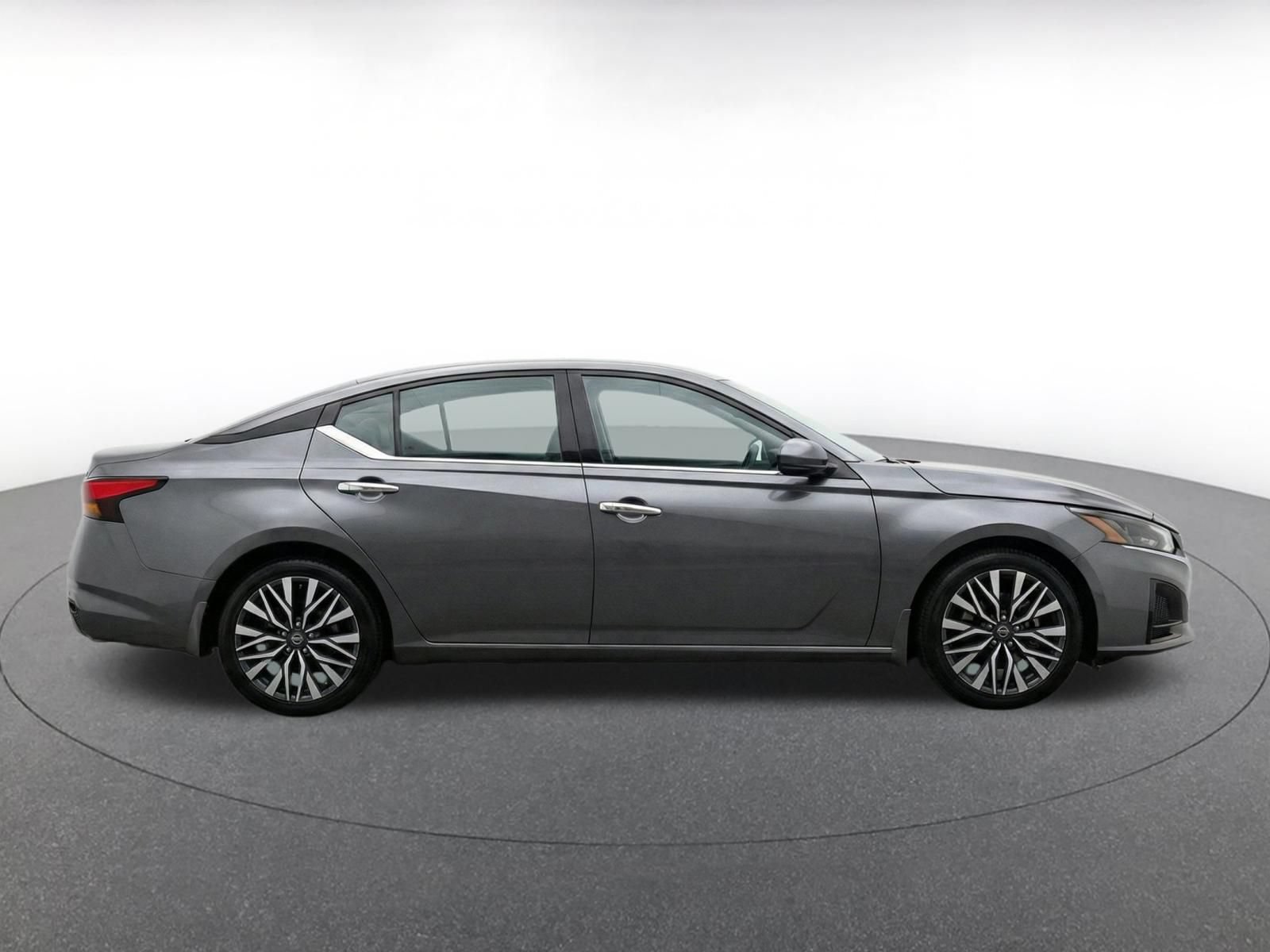 Used 2025 Nissan Altima 2.5 SV FWD image 10