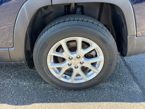 Used 2015 Jeep Cherokee Latitude w/ Comfort/Convenience Group AWD/4WD image 9