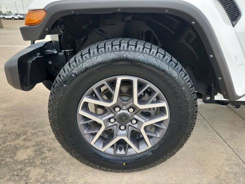 Used 2025 Jeep Wrangler Unlimited Sahara AWD/4WD image 31
