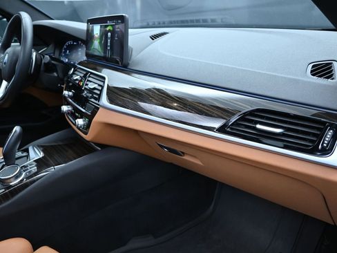 Used 2023 BMW 530e xDrive w/ Convenience Package image 24