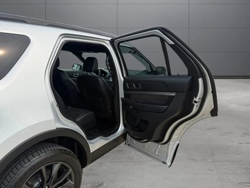 Used 2018 Ford Explorer XLT w/ Equipment Group 202A AWD/4WD image 20