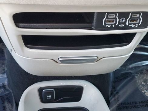 Used 2024 Chrysler Pacifica Touring-L image 22