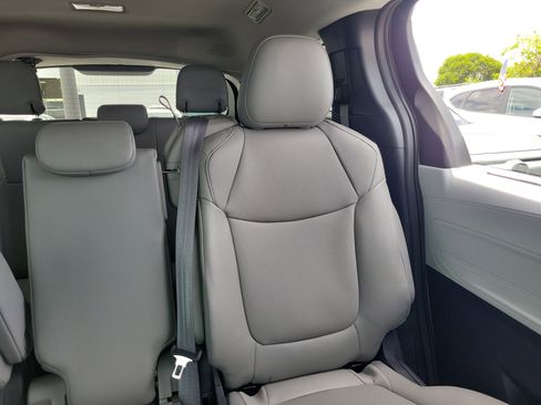 Used 2025 Toyota Sienna XLE FWD image 22