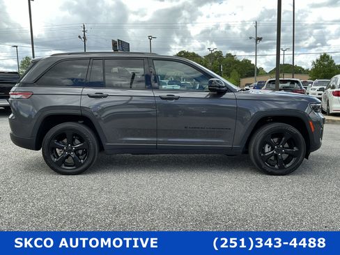 Used 2024 Jeep Grand Cherokee Altitude image 6