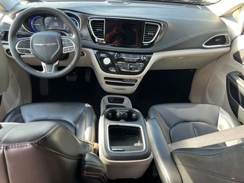 Used 2024 Chrysler Pacifica Select image 16