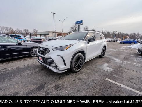 Used 2023 Toyota Highlander XSE image 3