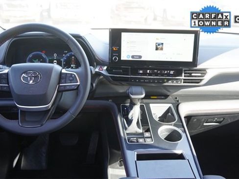 Used 2025 Toyota Sienna XSE w/ XSE Premium Package image 16