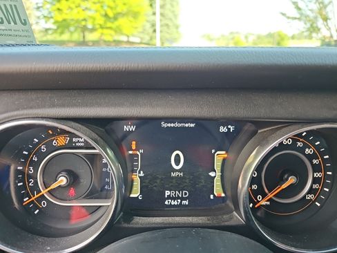 Used 2018 Jeep Wrangler Unlimited Sahara AWD/4WD image 24