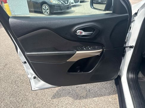 Used 2018 Jeep Cherokee Latitude w/ Altitude Package FWD image 13