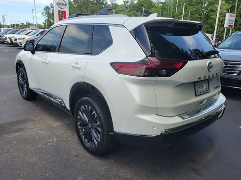 Used 2025 Nissan Rogue Platinum w/ Platinum Premium Package FWD image 4