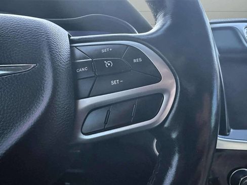 Used 2018 Chrysler 300 Limited image 24